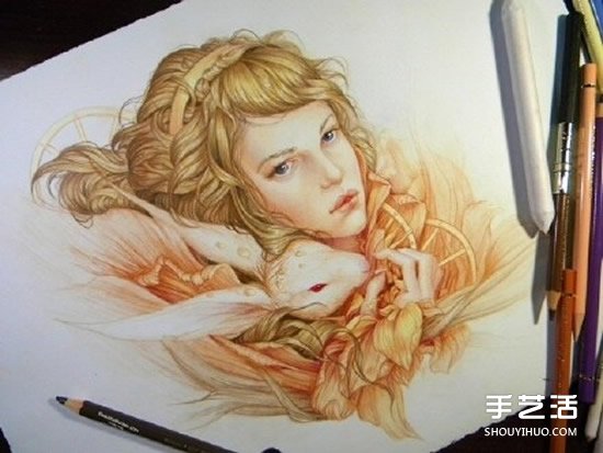 细腻逼真的女生人物肖像彩铅画作品图片 -  www.shouyihuo.com