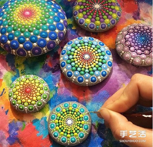鹅卵石彩绘艺术 带有民族风情的石头画艺术品 -  www.shouyihuo.com