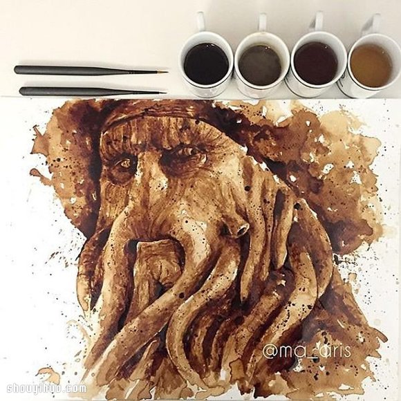 咖啡画！以深浅不同的咖啡手绘电影人物 -  www.shouyihuo.com