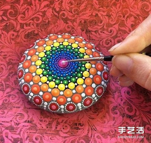 鹅卵石彩绘艺术 带有民族风情的石头画艺术品 -  www.shouyihuo.com