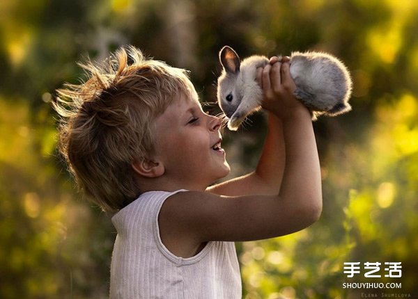 可爱小男孩跟动物们的温馨摄影作品欣赏 -  www.shouyihuo.com