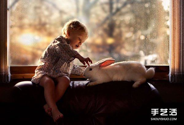 可爱小男孩跟动物们的温馨摄影作品欣赏 -  www.shouyihuo.com