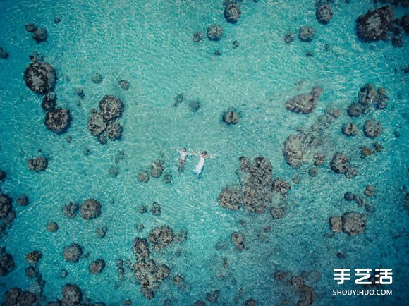 不用摄影师的婚纱照：徜徉于蔚蓝的大海之中 -  www.shouyihuo.com