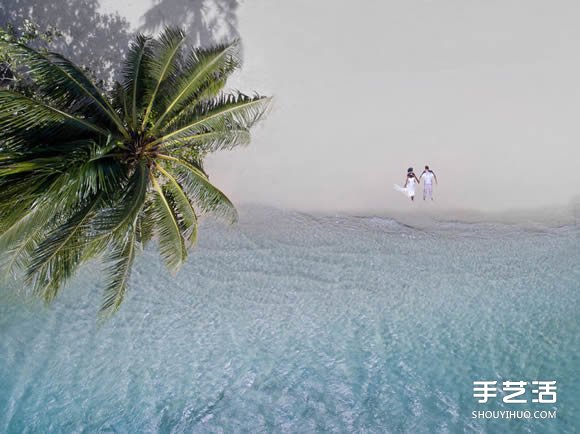 不用摄影师的婚纱照：徜徉于蔚蓝的大海之中 -  www.shouyihuo.com