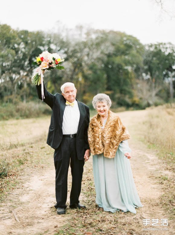 最浪漫的事：结婚65年的甜蜜夫妻重拍婚纱照 -  www.shouyihuo.com