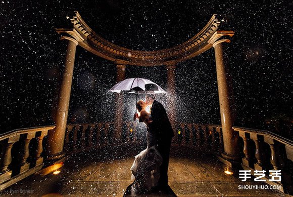 透过水滴看见幸福 雨中婚纱照拍出炽热爱情 -  www.shouyihuo.com