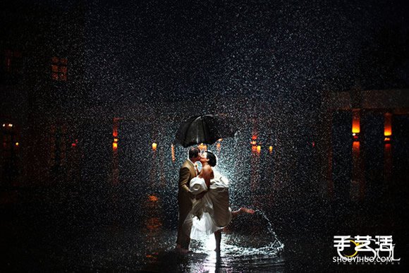透过水滴看见幸福 雨中婚纱照拍出炽热爱情 -  www.shouyihuo.com